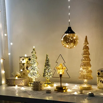 Свещ във формата на кълбо под Коледна елха, с Чаша във формата на свещи 